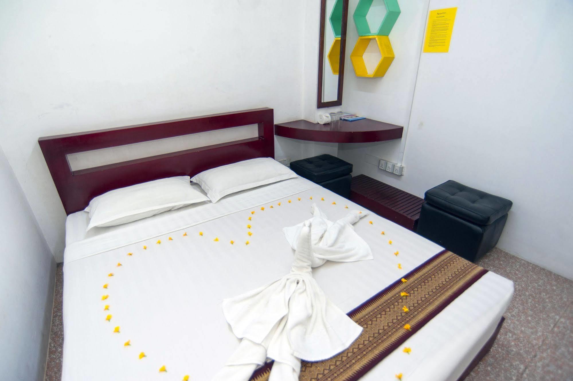 יאנגון Agga Youth Hotel מראה חיצוני תמונה